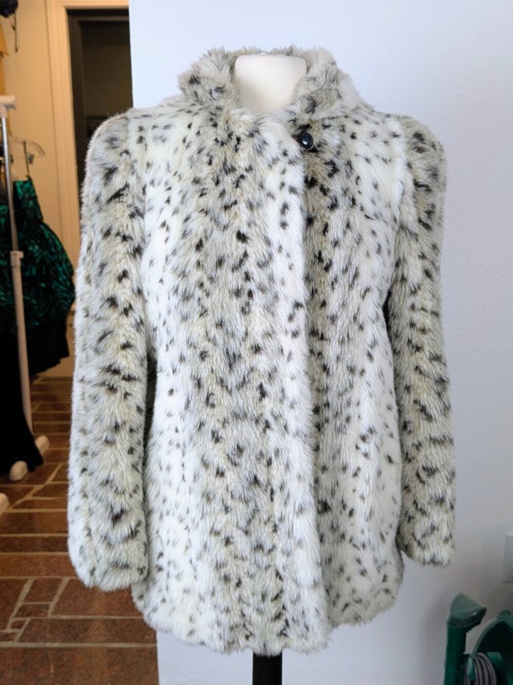 White Snow Leopard Faux Fur Coat Vintage 80s Mob Wife Spots Size Medium